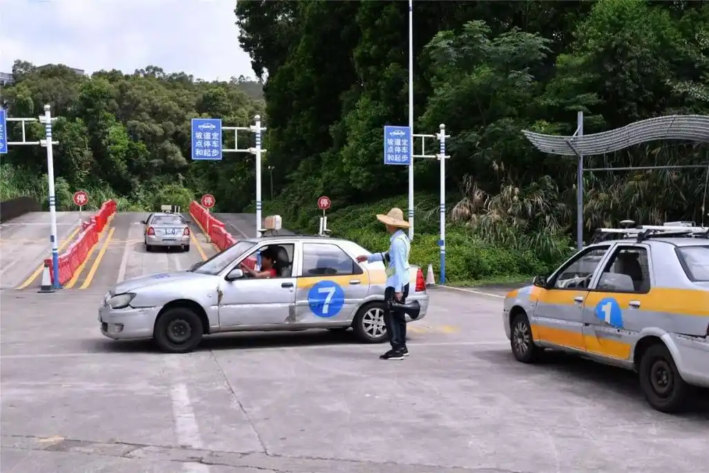 暑期学生扎堆考驾照交警部门提醒你切勿听信驾考包过等虚假宣传