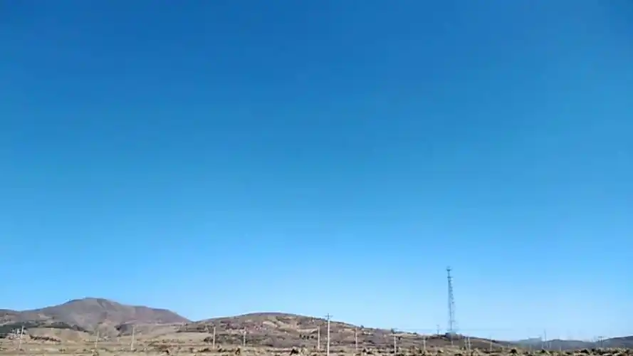 放眼四望,朗朗晴空,万里无云.