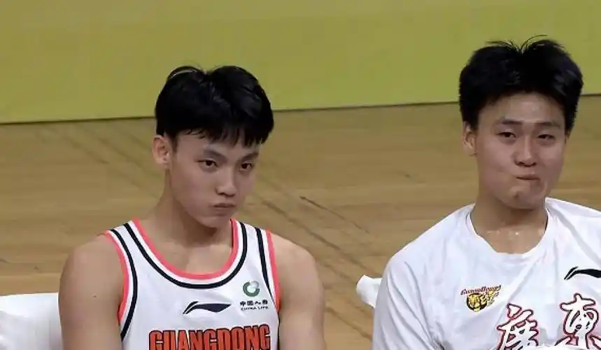 很多媒体人甚至球迷都直言,徐杰这种不超过一米八的身高,而且身材还偏