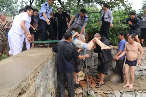 19日下午,3名女童相约到龙口市下丁家镇窦韩家村一水塘抓小河蟹,其中2