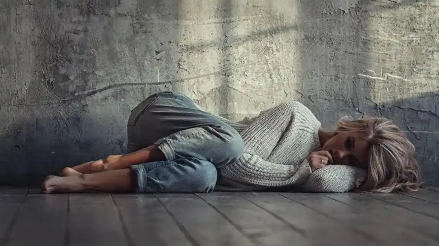 一个人抱头心碎绝望的伤感图片