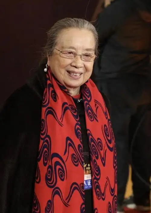 当年《还珠格格》爆火的时候,李明启老师饰演的容嬷嬷被人憎恨,特别是