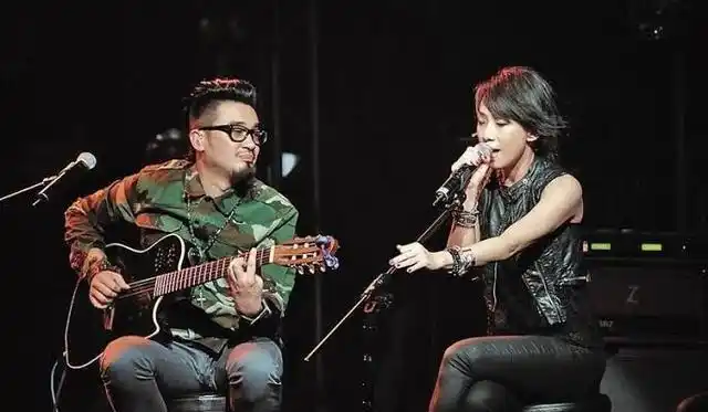 年少不懂李宗盛长大方知林忆莲,她是情歌女王,是我们的铿锵玫瑰