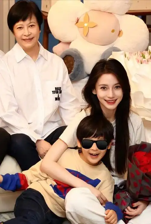 angelababy晒35岁生日照与父母儿子罕见同框小海绵正脸像外公