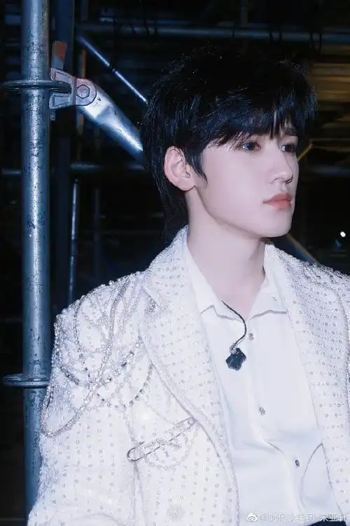 宋亚轩看粉丝抢票过程##宋亚轩说马上录唱歌视频