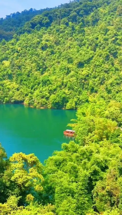 重重青山湖水绿,山水相依相映绿,弯弯小桥流水潺潺,船走绿水碧波漾!