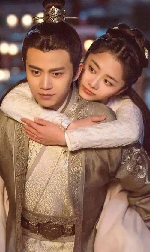 在剧中,所有的亲密镜头,吻戏,全部都不是任嘉伦本人拍摄