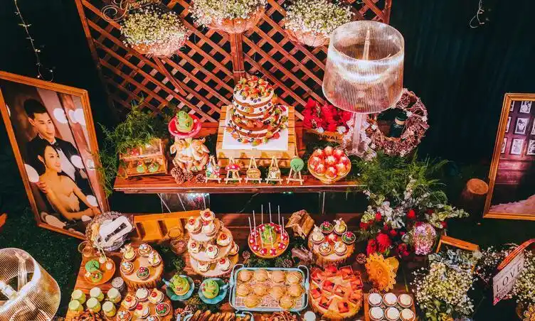 室内婚礼甜品区展示台给你最甜蜜的婚礼现场