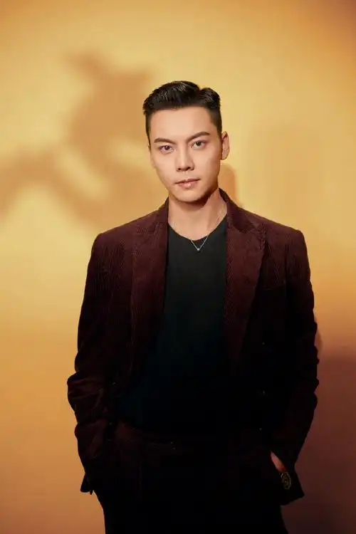 陈伟霆拿非遗龙糖画拍照##陈伟霆的糖画是从王府井买的