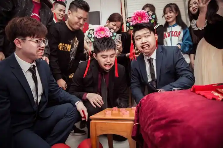 接亲游戏抖臀抖音电臀达人结婚接亲整新郎搞怪表演抖甩乒乓球游戏整蛊