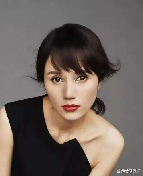 袁泉不整容不露肉带火了上班穿搭黑西装白衬衫牛仔裤时尚知性