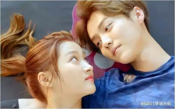 鹿晗带关晓彤外出聚餐两人亲密同行男方却遭网友吐槽像女孩