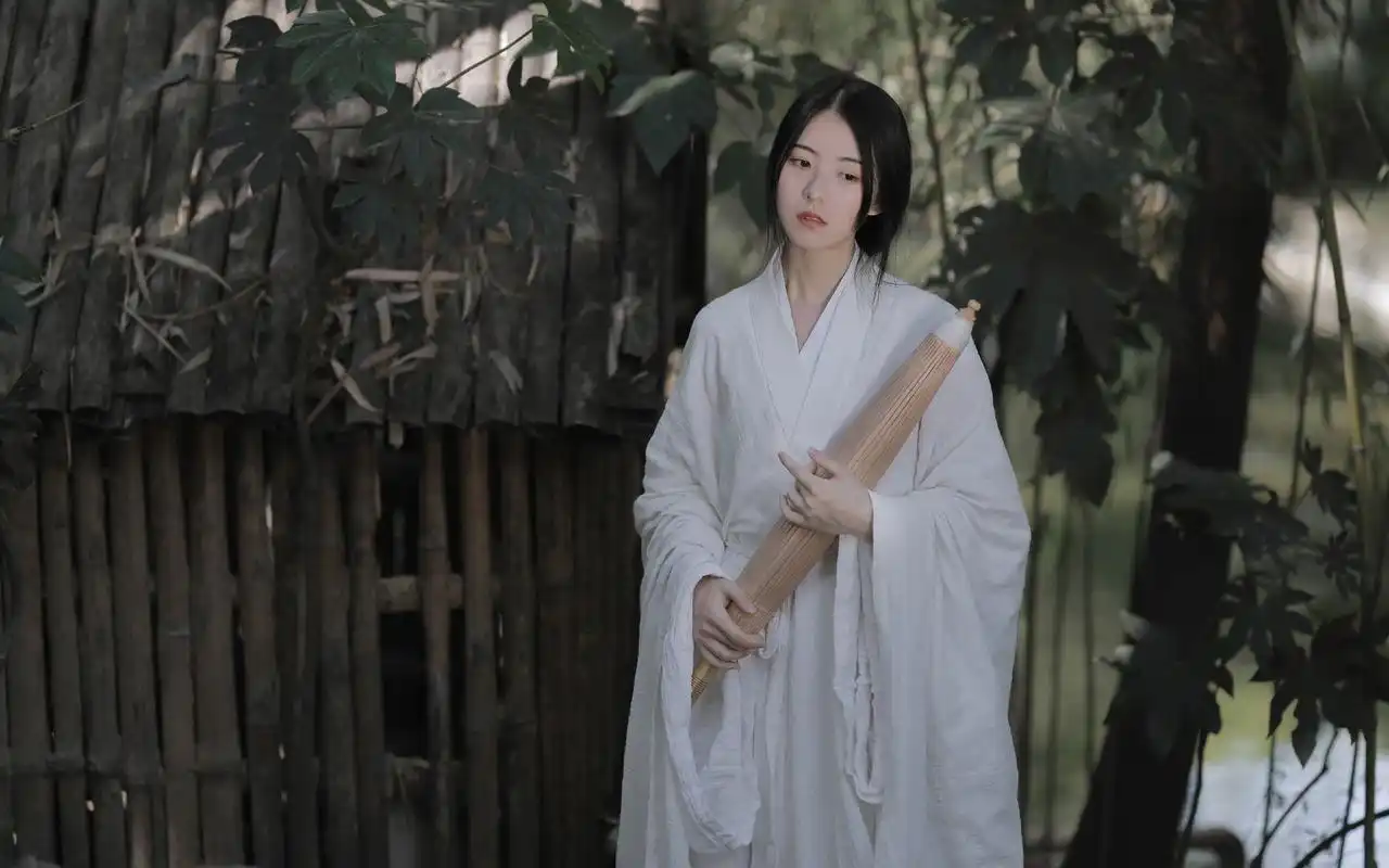 古风白衣美女高清桌面壁纸