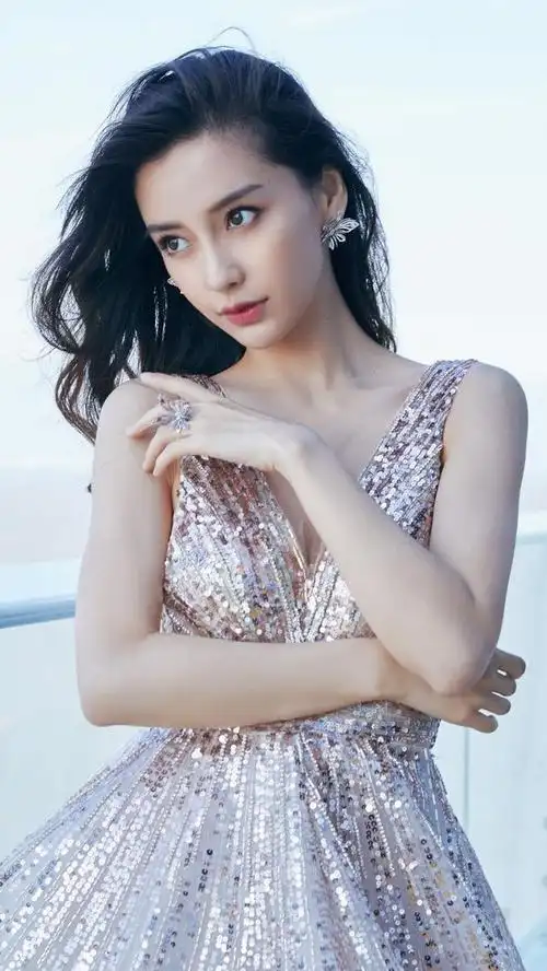 杨颖美艳动人,风采绝伦!网友:越来越美了