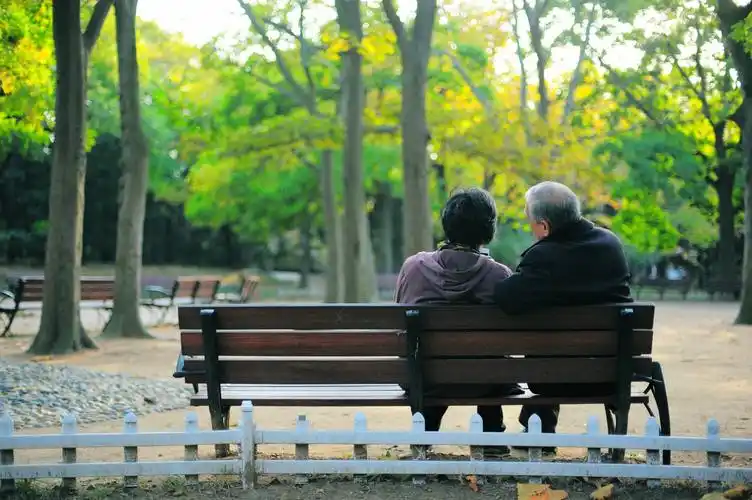 老两口相伴了一辈子却因为家庭琐事经常吵架怎么办