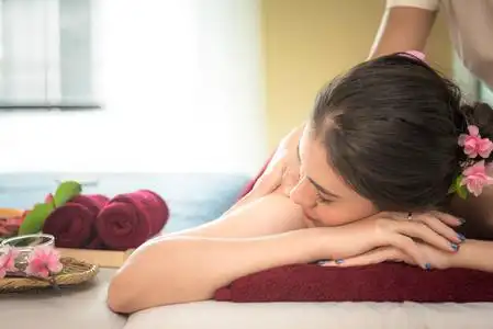 男按摩师做按摩水疗治疗亚洲女人身体的泰国 spa 生活方式,所以放松和