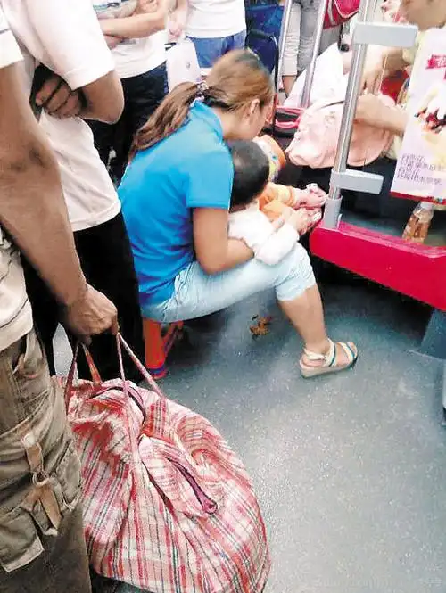 幼童当众拉臭屎直把车厢当厕所(图)