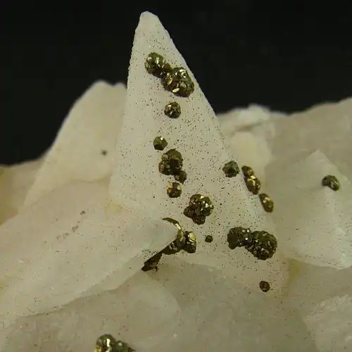 方解石上飘洒金色四溢的黄铁矿