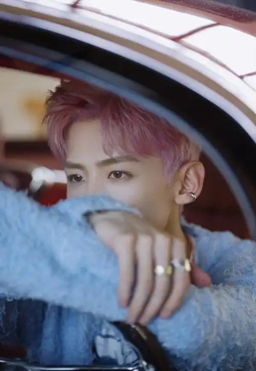 白敬亭粉发好绝啊~_高清图集_新浪网