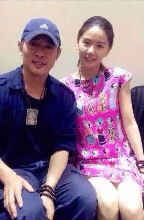 唐卡嘎乌装藏后相对密封,但手工纯矿植物颜料绘制的唐卡不能沾水,佩戴