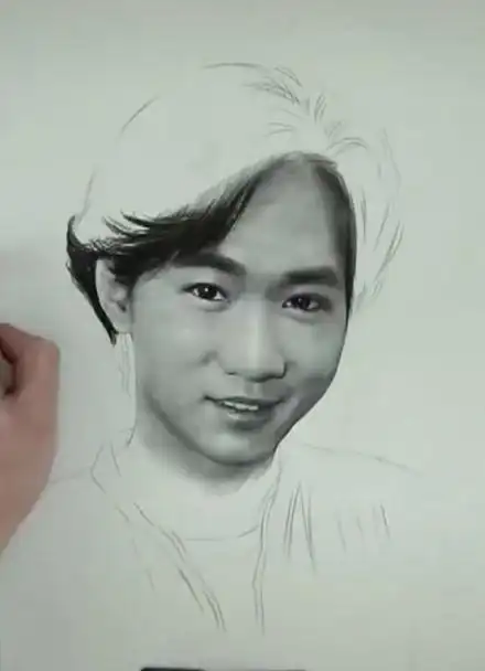 专业美术学院学生用铅笔素描黄家驹上半身头像简直神似