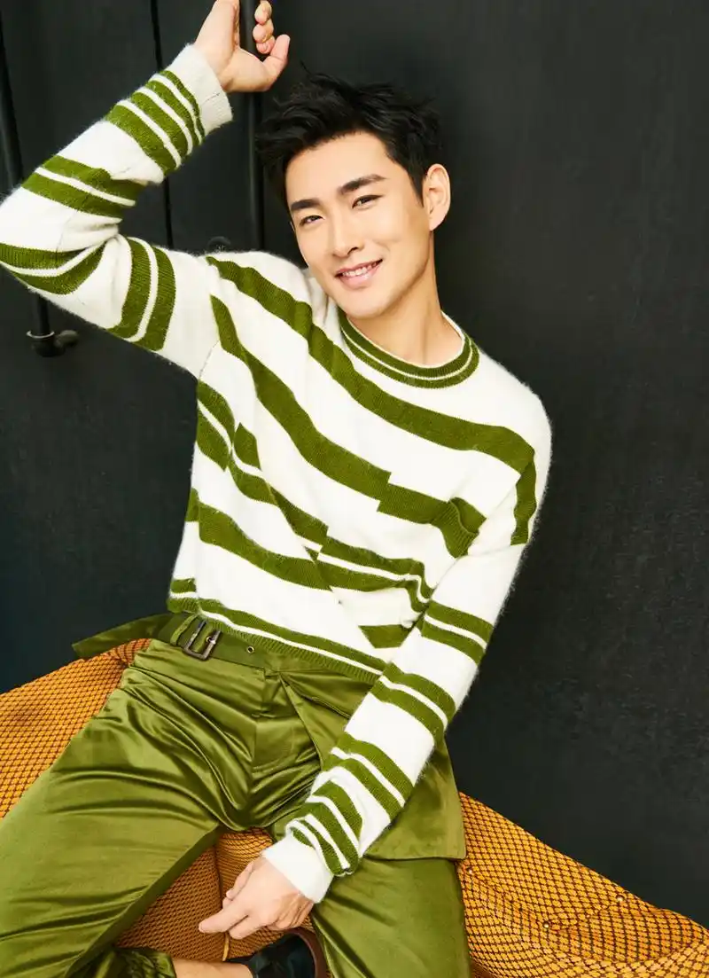 王彦霖曝早秋写真 阳光清新展高暖微笑