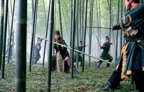 电影《十面埋伏》剧照大黑村竹林小道04.