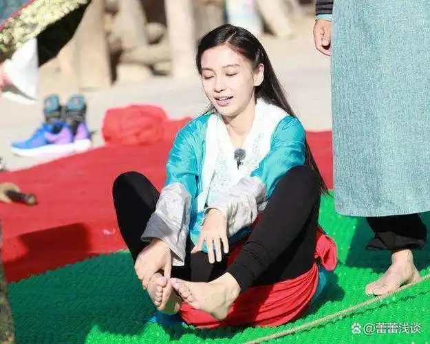 angelababy一改《跑男》女汉子形象,旗袍配蒲扇像极了民国大小姐