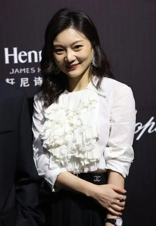 陈婷越来越成熟衬衫配不规则半身裙气质不输00后谋女郎