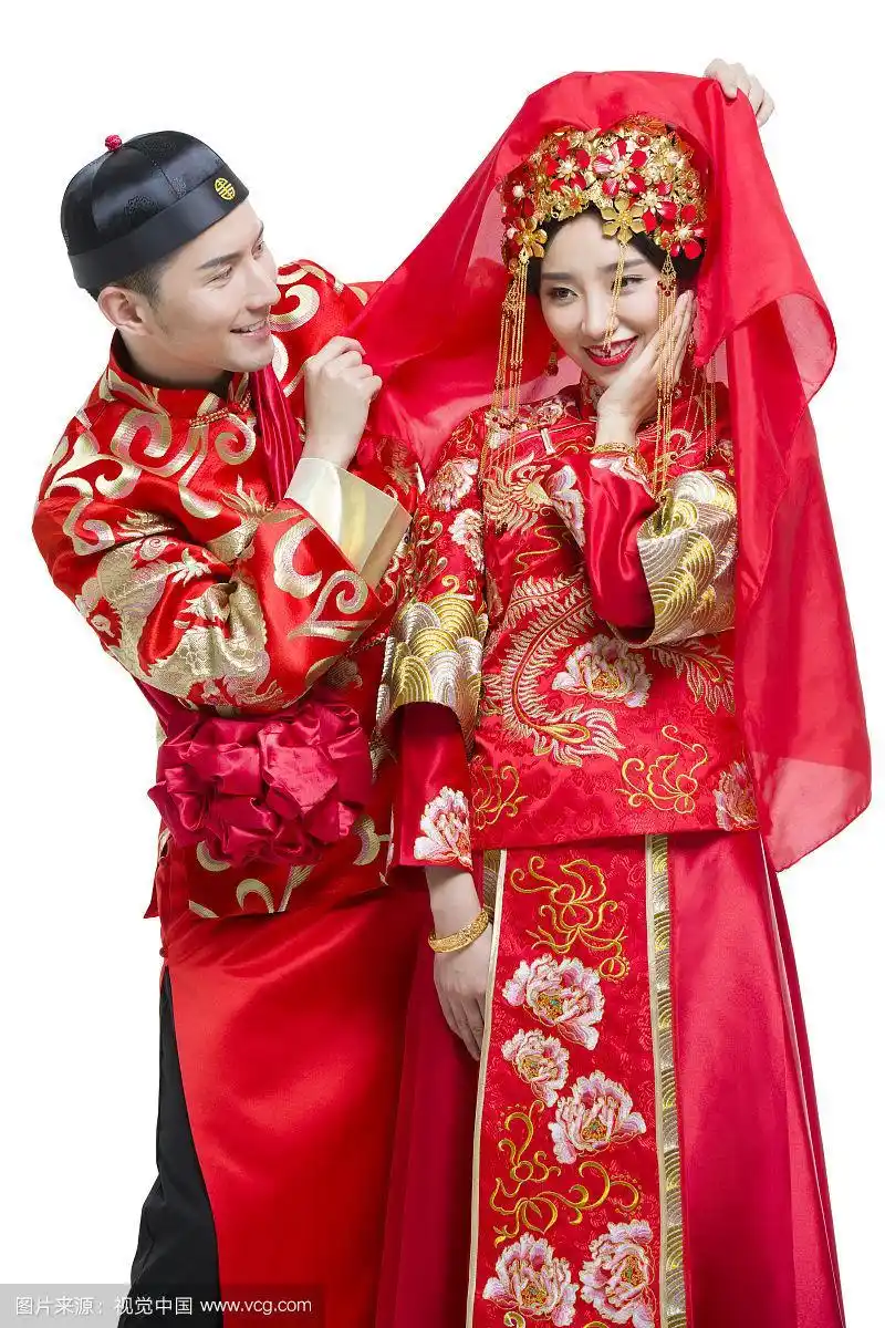 穿中式古装结婚礼服的新娘和新郎