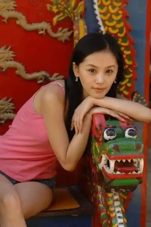 从当年的软萌小萝莉到成熟御姐,王子文还真的是越活越年轻,看来运动是