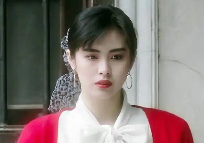 "女神"王祖贤近照被曝光,55岁的她被讽颜值暴跌?手下