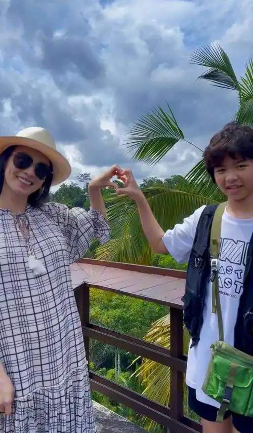 近日,张庭在社交平台,晒出了自己与儿子出镜比心的视频,并配文:每个人