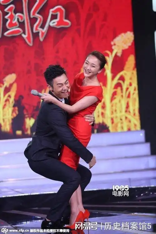 为了拍摄红高粱160斤的朱亚文把80斤的周迅压倒在地