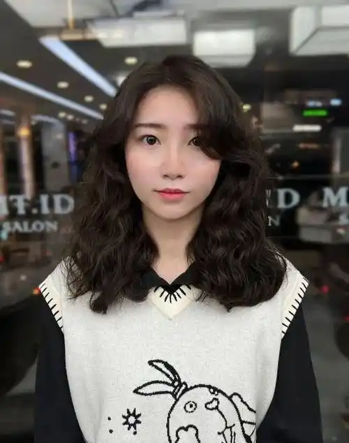 秋天超火爆款烫发"锁骨烫"_发型_中国_形象