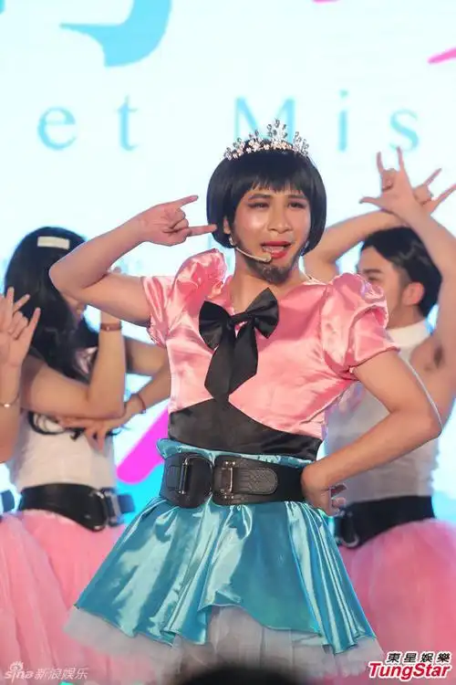 组图:大张伟男扮女装 周迅跳俏皮"早更舞"