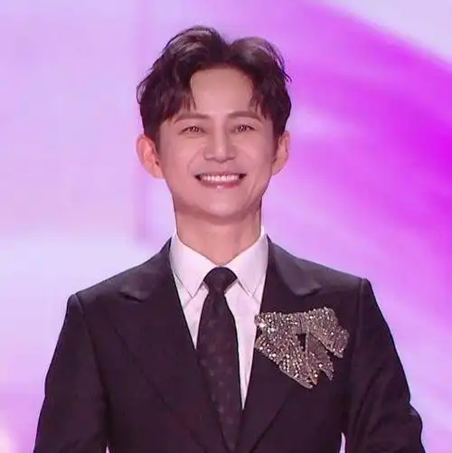 众所周知,何炅是娱乐圈出了名的好人,身价上亿,怎么会拖欠这点工资呢?