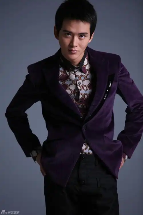 西装范儿十足尽现"雅痞"风范,深邃眼神彰显出独属于成熟男人的不