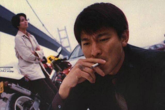 3,《龙在江湖》刘德华.刘德华电影里抽烟的瞬间算是非常多的.