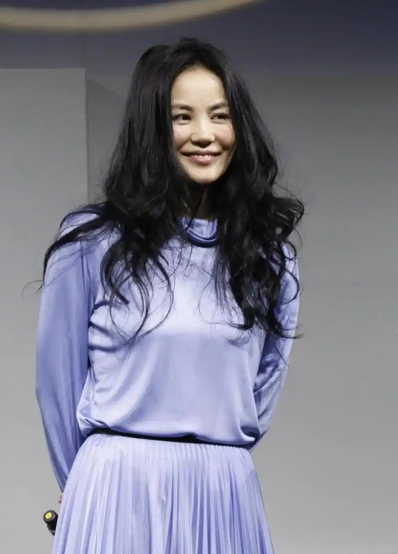 王菲长卷发造型太有女人味!穿淡紫色look套装温婉高贵,优雅精致