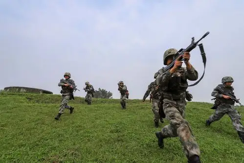 陆军第77集团军:训练模拟实战 战斗小组临机应变完成作战任务 - 中国