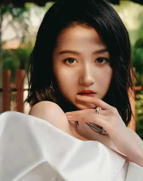 关晓彤穿白色一字肩高定礼服外翘短发娇俏可爱笔直大长腿太迷人