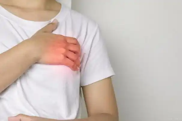 胸口中间疼痛是一种常见的症状,可能是由多种原因引起的.