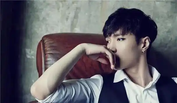 张艺兴的成功,不是靠颜值,也不是靠家世背景,而是凭借他实打实的努力