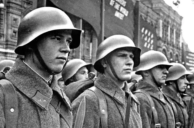 图为二战时期的苏联士兵