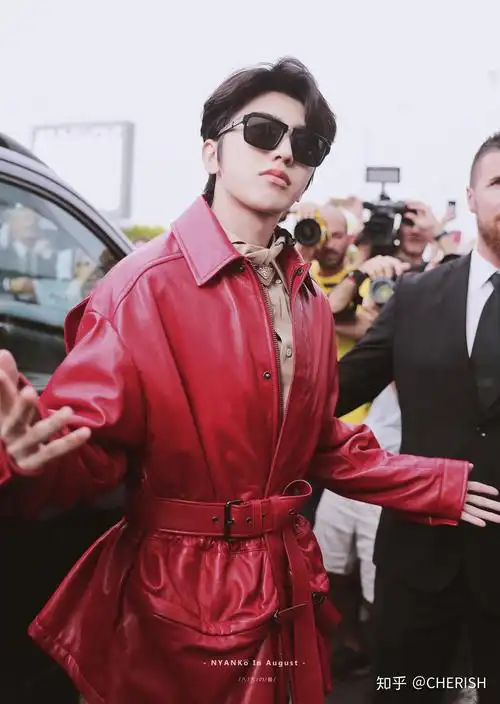 如何评价蔡徐坤在米兰时装周上的红衣造型?