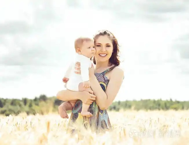 妇女抱着婴儿婴儿在字段