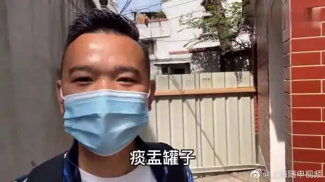 老弄堂里厕所是什么样,奶奶拎着痰盂,气的都不想说话了