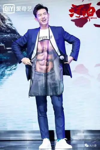 卦主听说,"小神婆"王紫璇爆料李现生活中是个自恋的人,每次要拍露腹肌