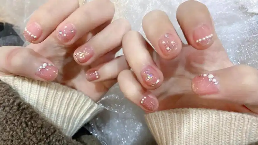 纯色美甲已经开始审美疲劳了,这次换了个特别清透的亮晶晶圆短甲款式